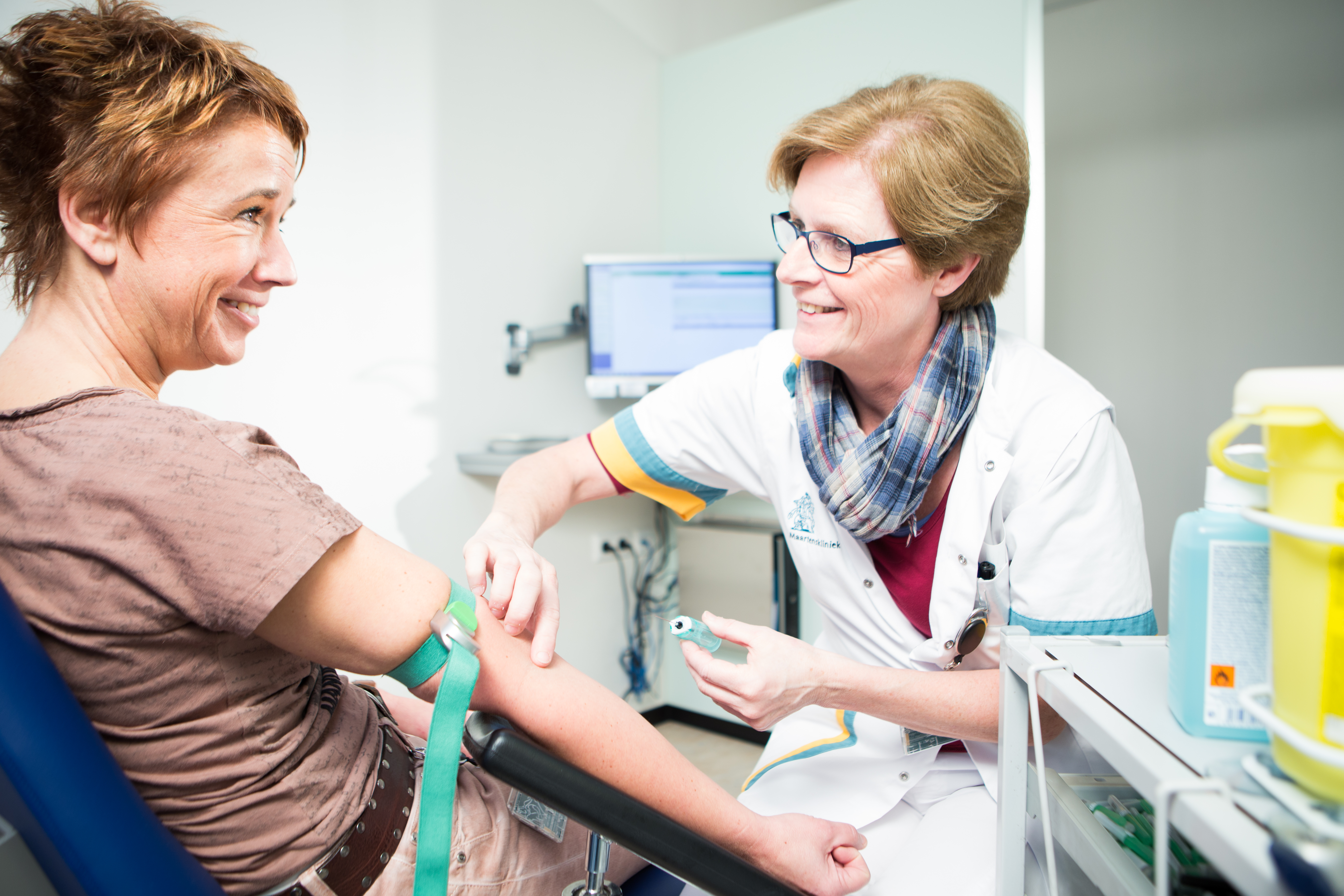 Reumatologie Bloedafname Poli Reuma Verpleegster Localiseert Ader (3)